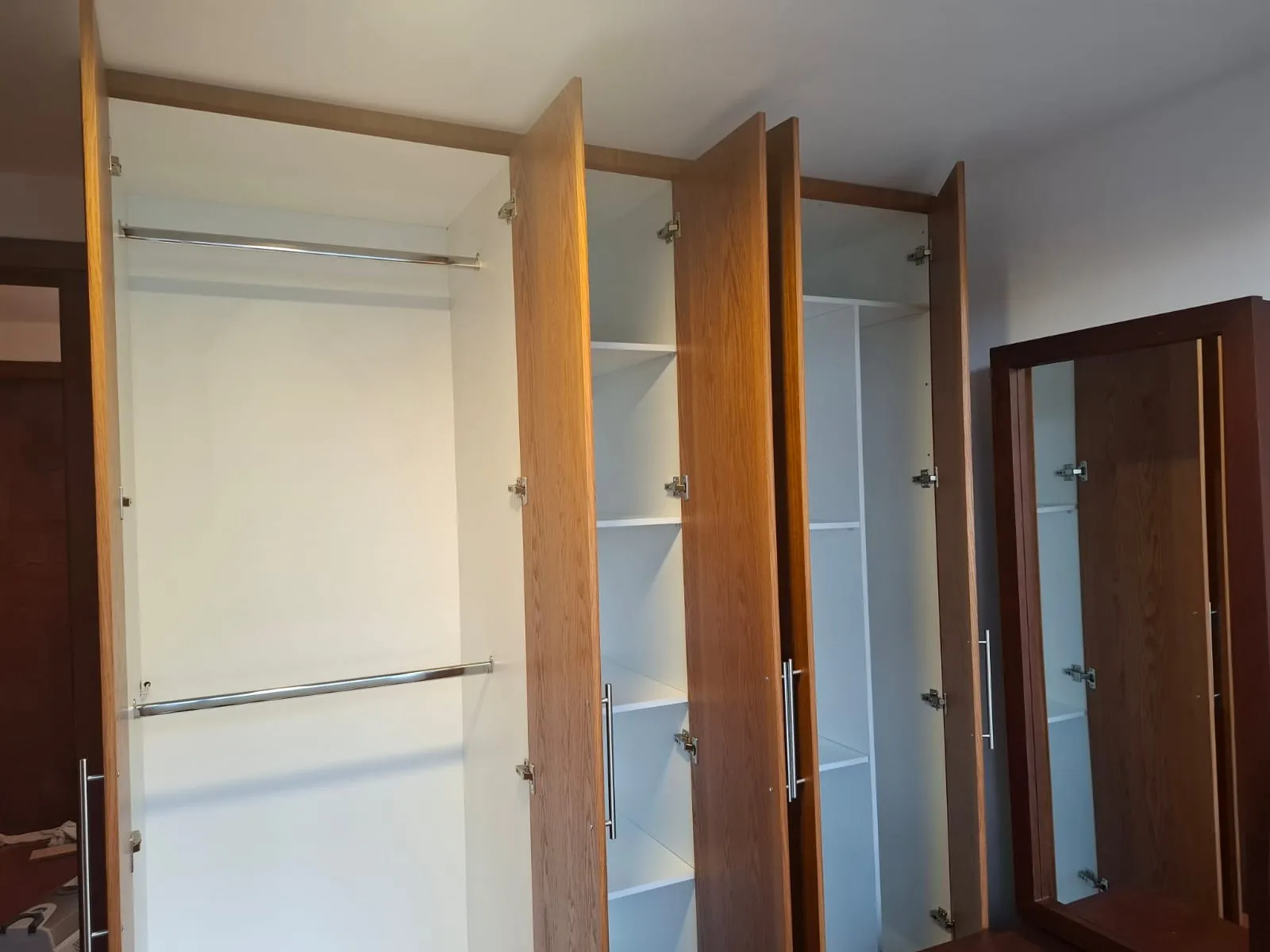 Detalle: Puertas Corredizas o Batientes con Espejo